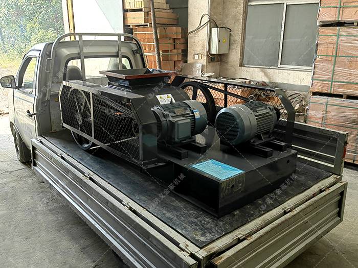 2PGC450x500雙齒輥破碎機發往吉林四平