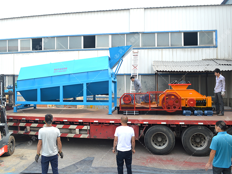 大型雙齒輥破碎機 無軸托輥滾筒篩分機發往上海